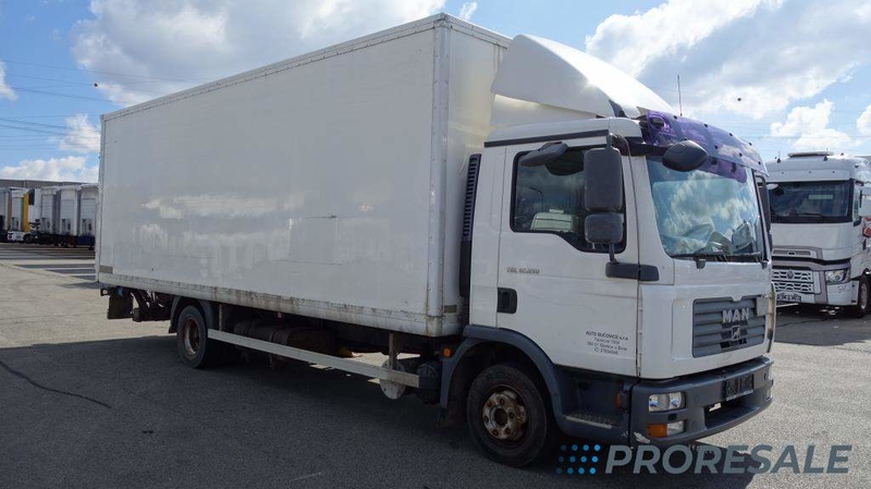 MAN TGL 12.210 EURO 3 skříňový + zvedací čelo 1 t